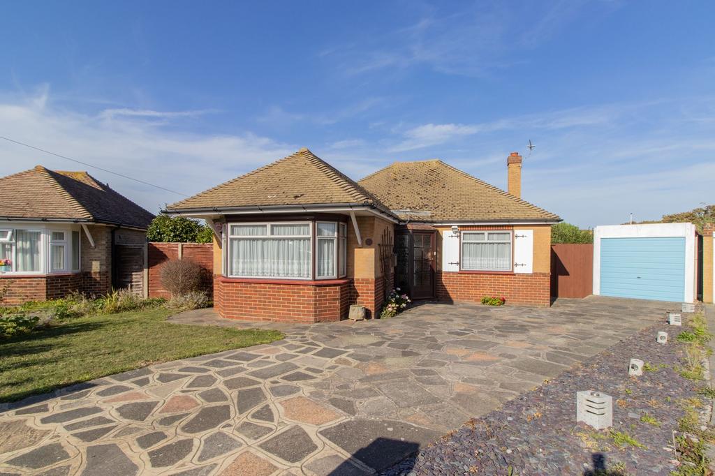 Wellesley Close, Broadstairs, CT10 2 bed detached bungalow £425,000