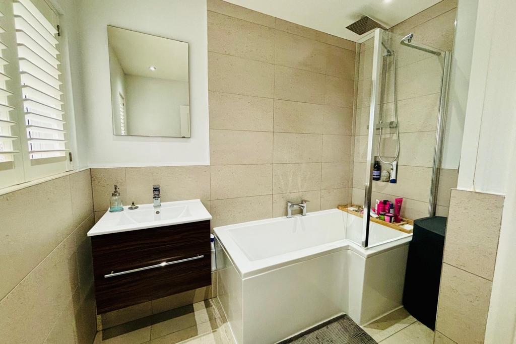 31 Rowan Avenue BATHROOM
