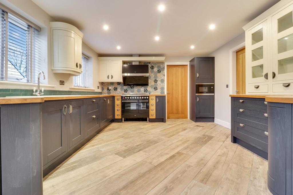 Field Lane, Wakefield, West Yorkshire, WF2 5 bed detached house for