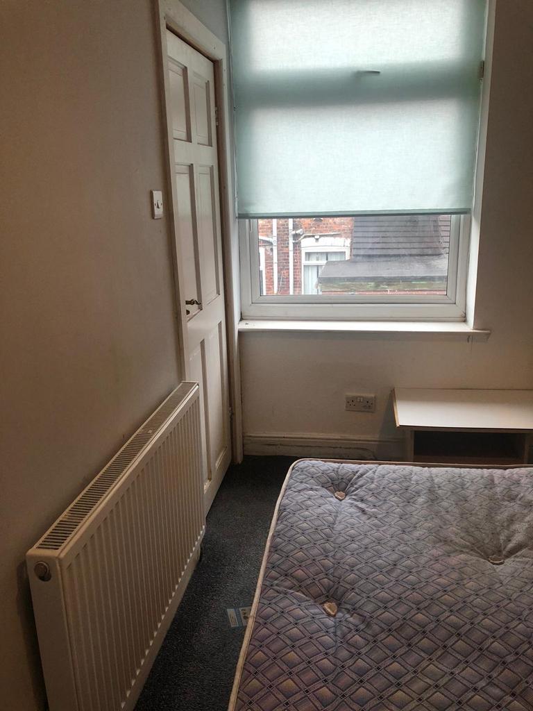 Available ensuite room in a 4 Bedroom Student sha
