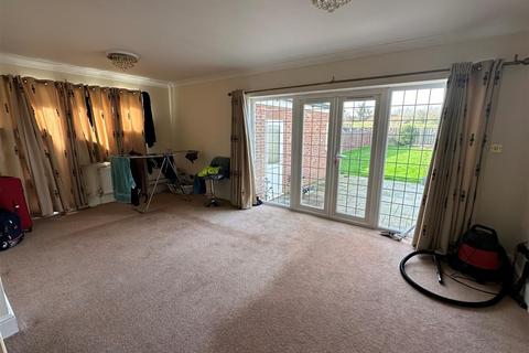 4 bedroom bungalow for sale - The Gardens, Bedfont