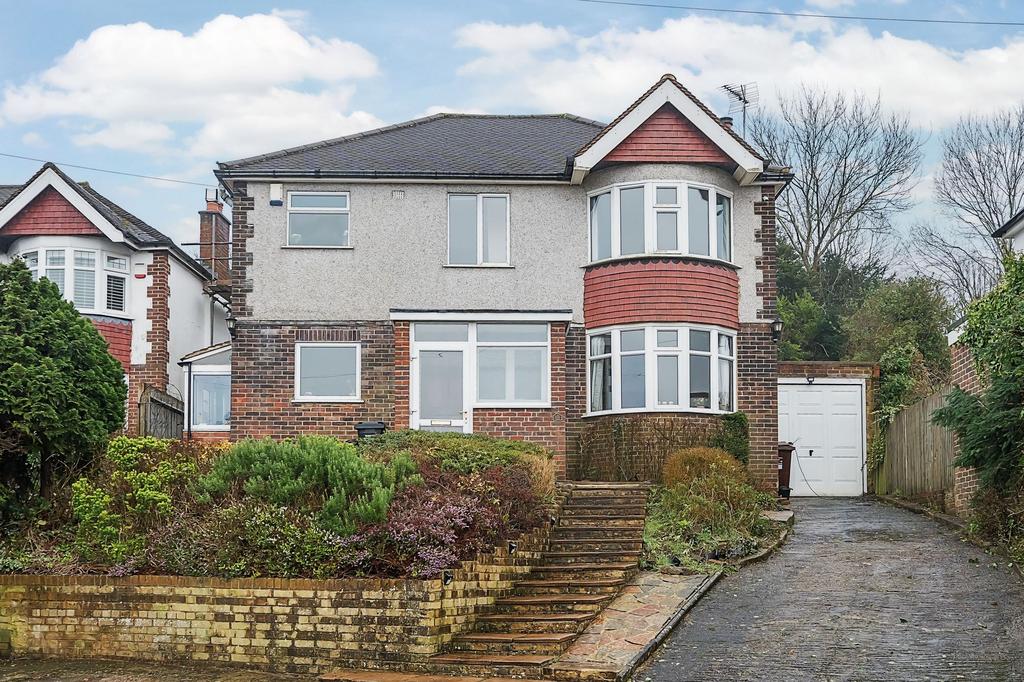 Court Farm Road, Warlingham CR6 4 bed detached house £725,000