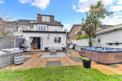 172 Ankerdine Crescent, London, SE18 3LF