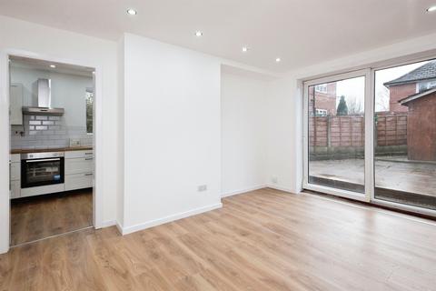 3 bedroom semi-detached house to rent, Glamis Avenue, M11