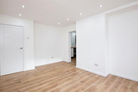 3 bedroom semi-detached house to rent, Glamis Avenue, M11