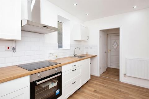 3 bedroom semi-detached house to rent, Glamis Avenue, M11