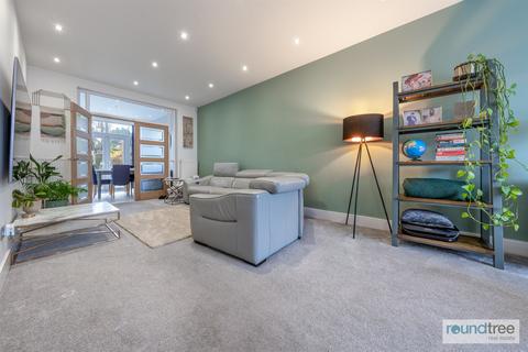 4 bedroom house for sale, Chatsworth Avenue, London NW4