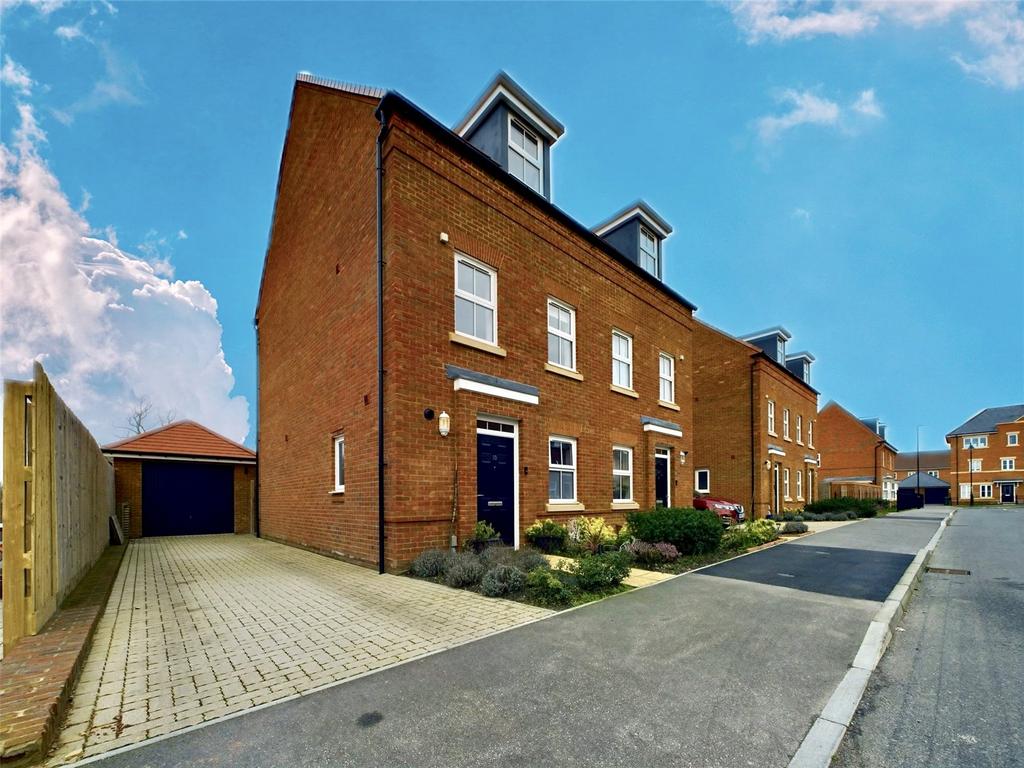 Wellesley, Aldershot GU11 3 bed semidetached house for sale £485,000