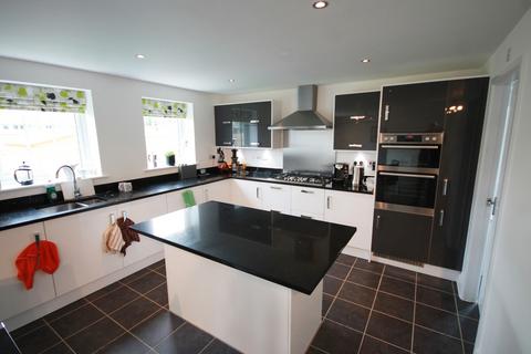 6 bedroom detached house to rent, Kielder Gardens, Lancashire PR25