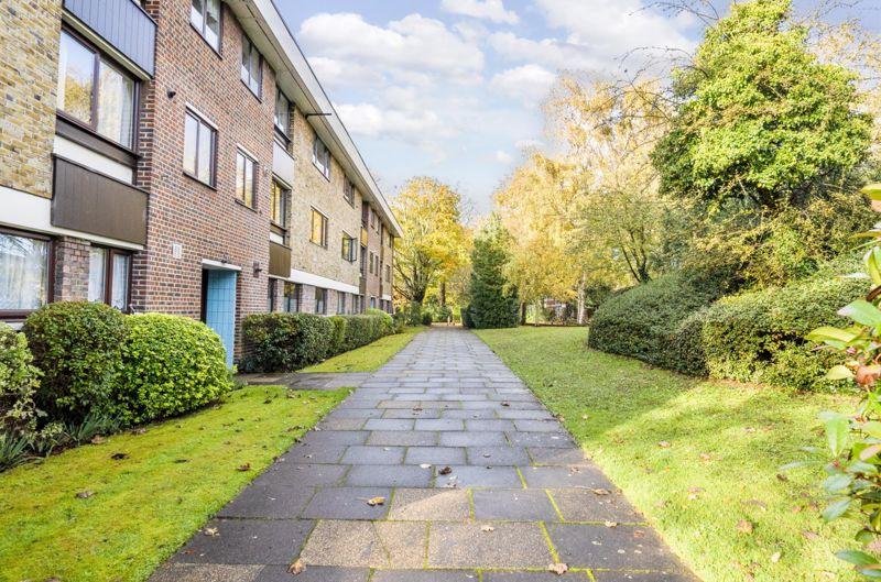 Greenacres, London SE9 2 bed flat for sale £450,000