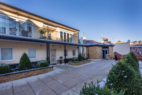2 bedroom terraced house to rent, A modern townhouse set within a unique riverside gated development in a prime location within the historic town of Eton.