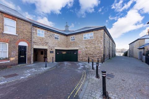 2 bedroom terraced house to rent, A modern townhouse set within a unique riverside gated development in a prime location within the historic town of Eton.