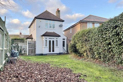 2 bedroom detached house to rent, Cornwall Avenue, Claygate