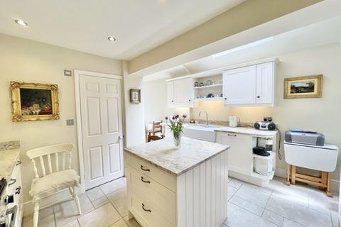 8 Vale Road, Claygate, Esher, KT10 0NJ
