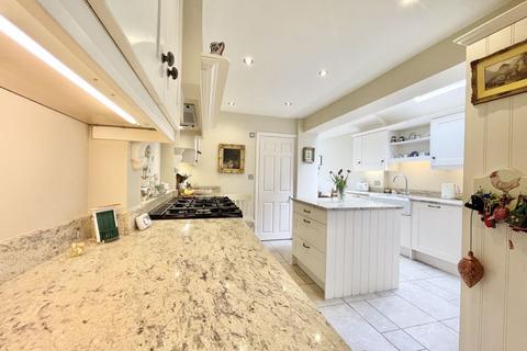 8 Vale Road, Claygate, Esher, KT10 0NJ