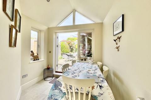 8 Vale Road, Claygate, Esher, KT10 0NJ
