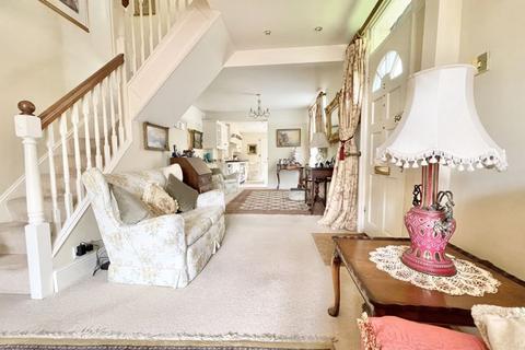 8 Vale Road, Claygate, Esher, KT10 0NJ
