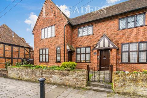 2 bedroom apartment to rent, North Close, St Martins Square PO19
