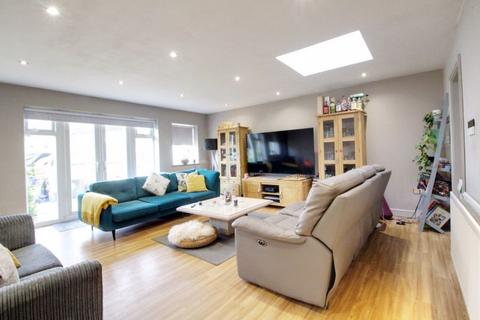 103 Brookside Crescent, Cuffley, Potters Bar, EN6 4QP
