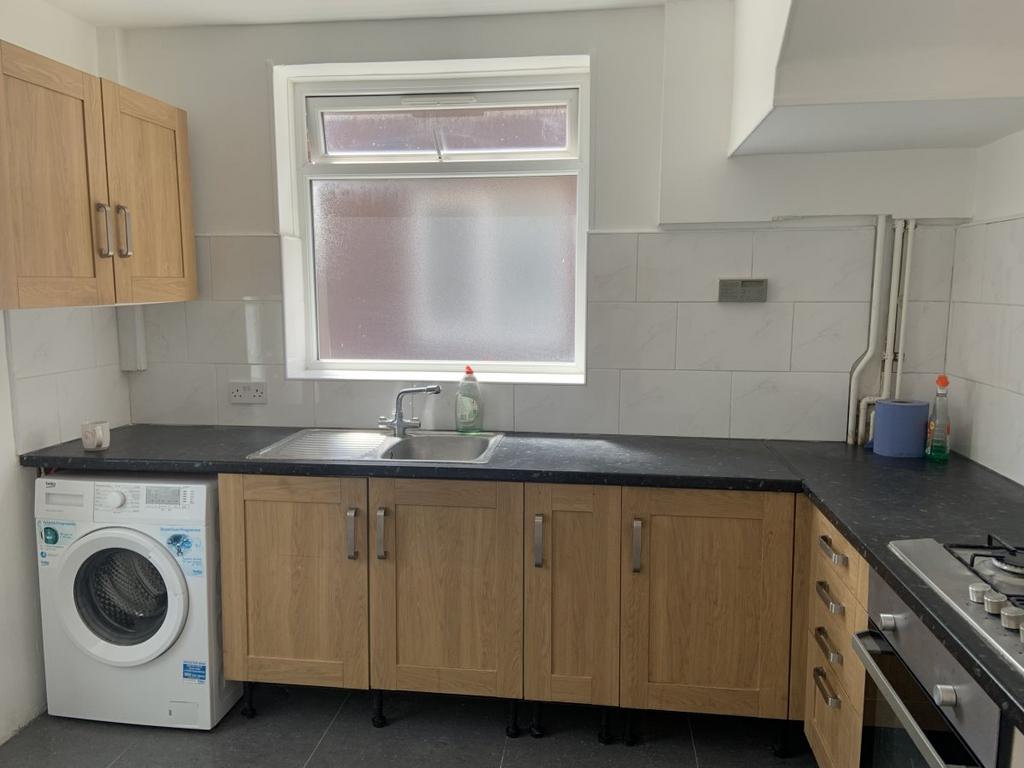 Hall Road, Isleworth TW7 3 bed semidetached house £2,300 pcm (£531 pw)