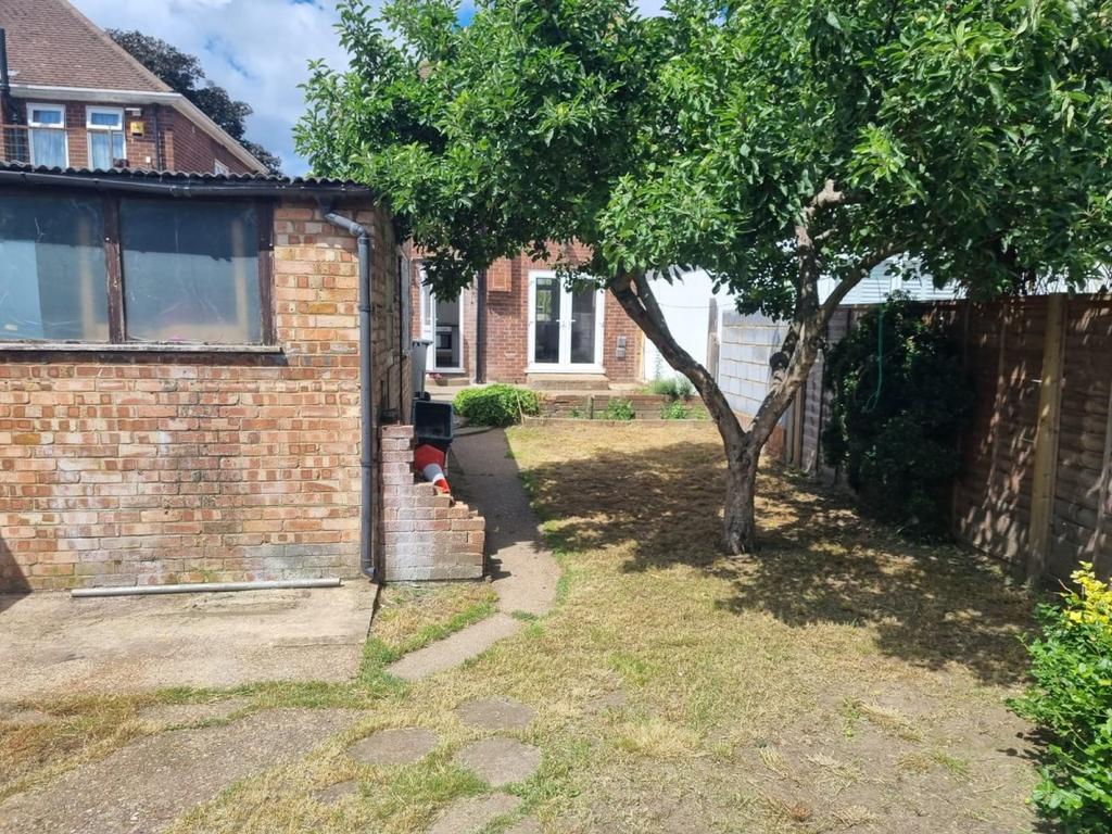 Hall Rd, Isleworth TW7 3 bed semidetached house £2,285 pcm (£527 pw)