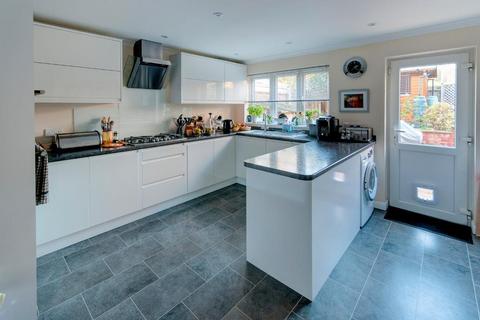 2 Chichester Close, Seaford, BN25 2DW