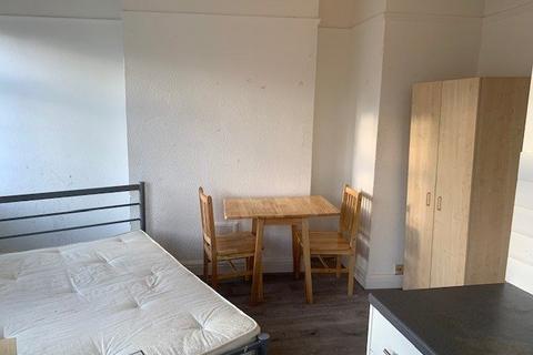 Studio to rent, The Broadway, Mill Hill NW7
