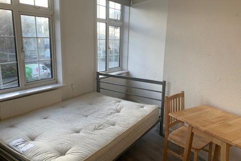 Studio to rent, The Broadway, Mill Hill NW7
