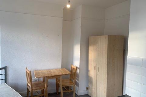 Studio to rent, The Broadway, Mill Hill NW7
