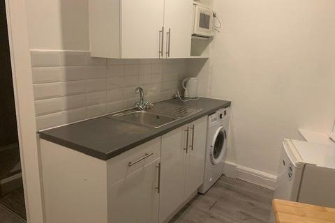 Studio to rent, The Broadway, Mill Hill NW7
