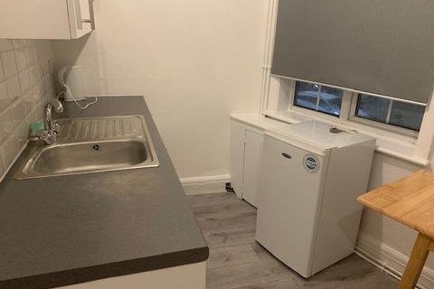 Studio to rent, The Broadway, Mill Hill NW7