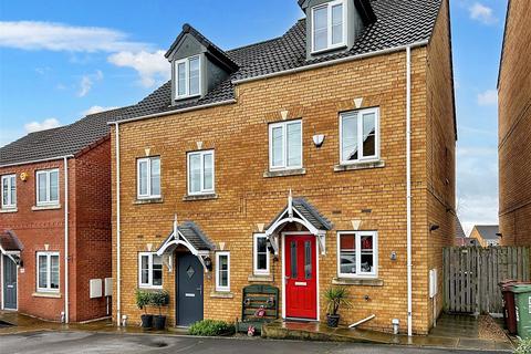 3 bedroom townhouse for sale, Springfield Road, Lofthouse, Wakefield, West Yorkshire