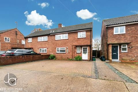 3 bedroom semi-detached house for sale - Walnut Tree Way, Colchester