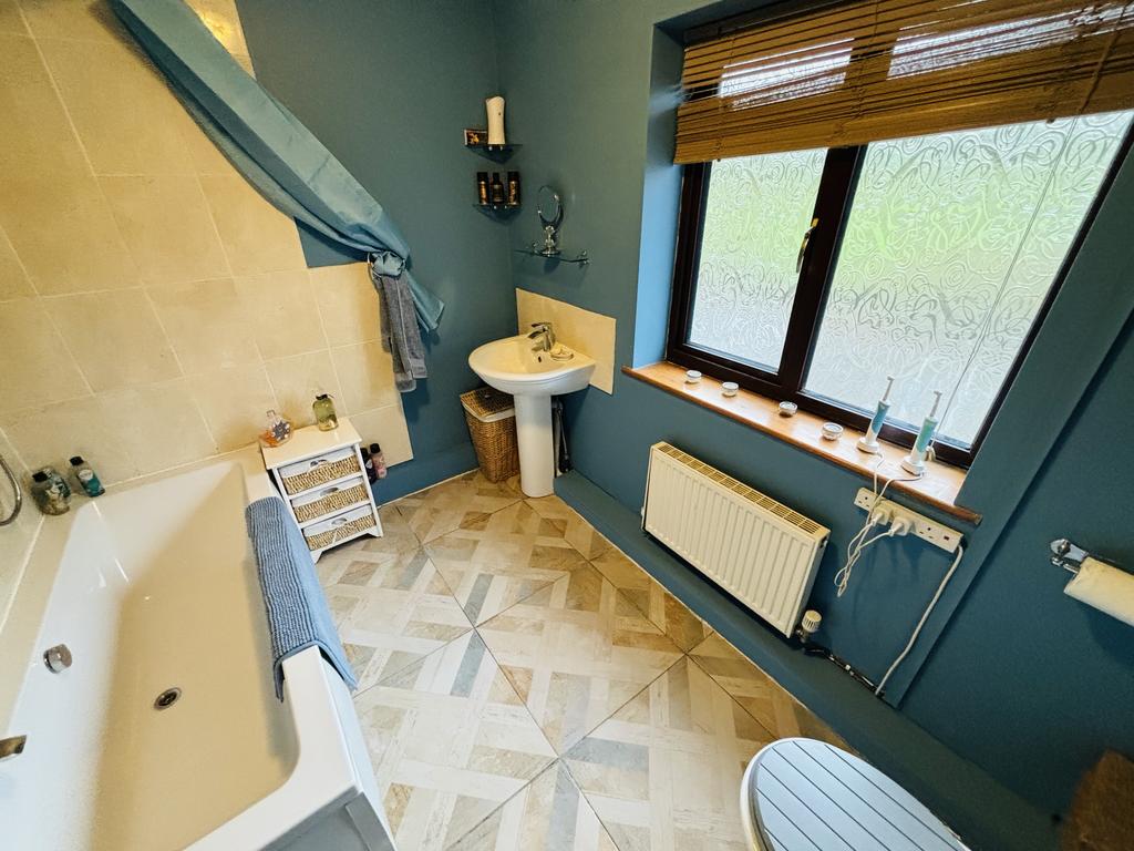 Principal bedroom   en suite bathroom