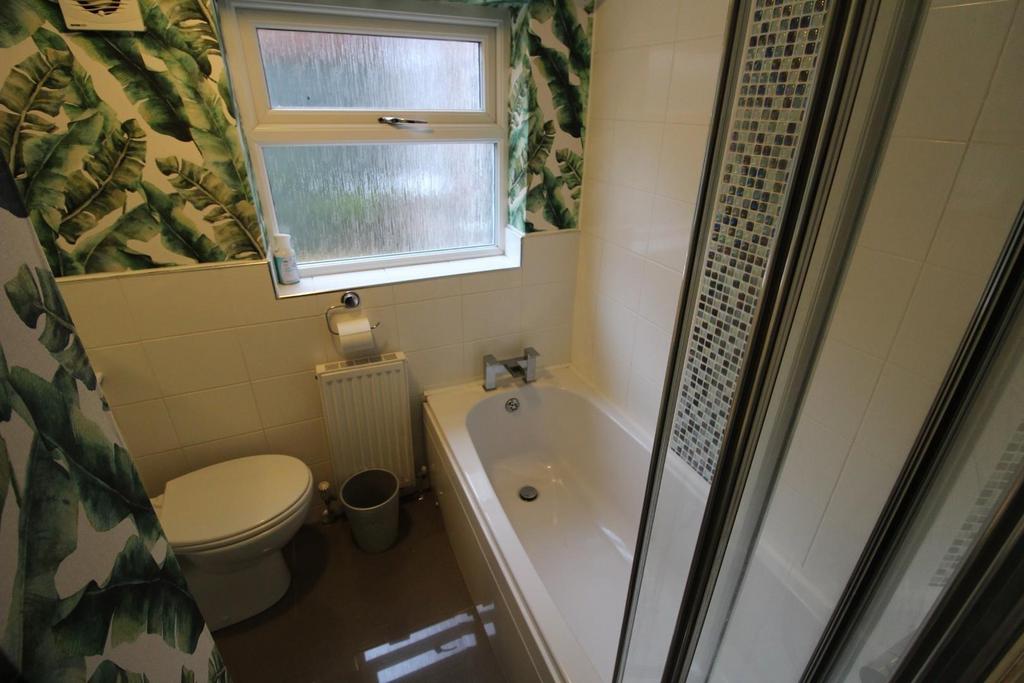 Bathroom 1.jpg