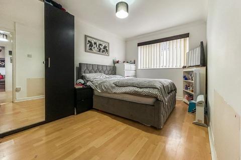 1 bedroom flat for sale - Radwinter Avenue, Wickford