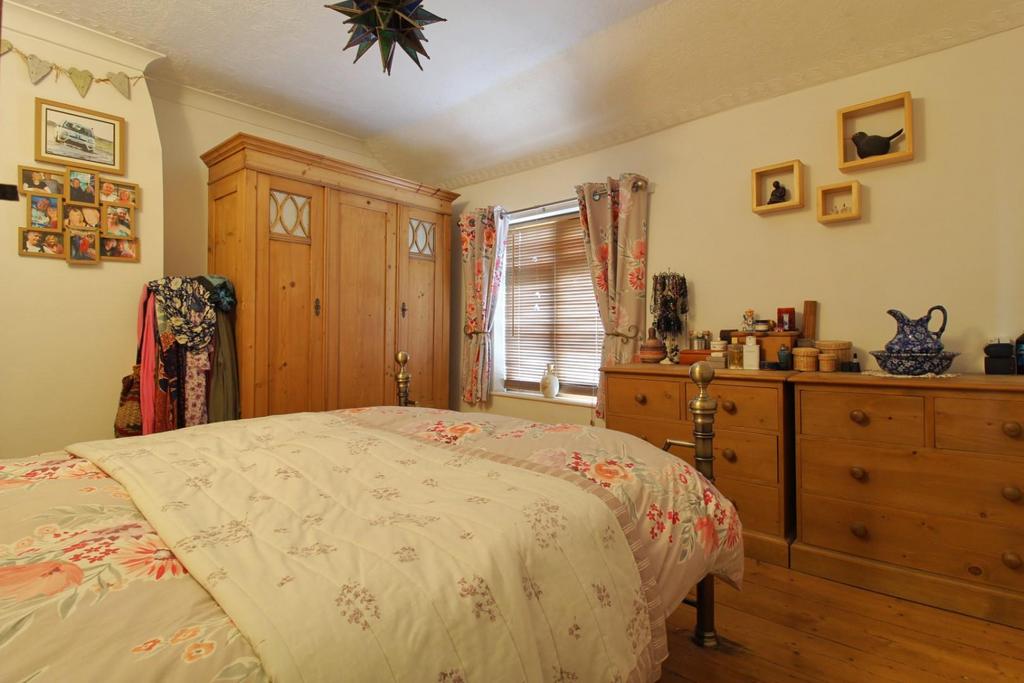 Bed 1b EH.jpg