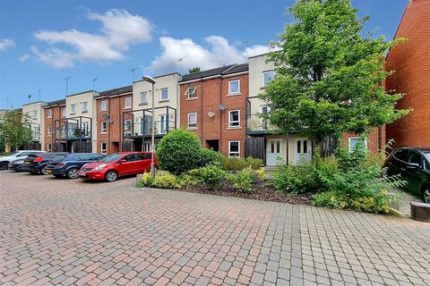 4 bedroom house to rent, Tadros Court, High Wycombe HP13