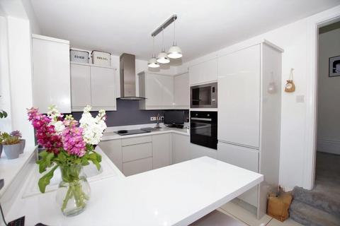 3 bedroom flat for sale, Avenue Victoria, Scarborough