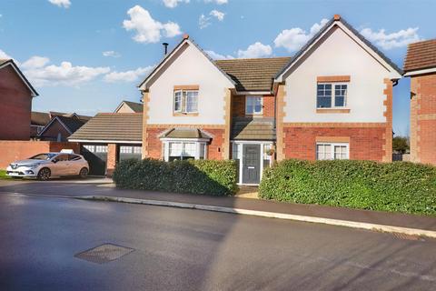 4 bedroom detached house for sale, Sweepers Avenue, Stone