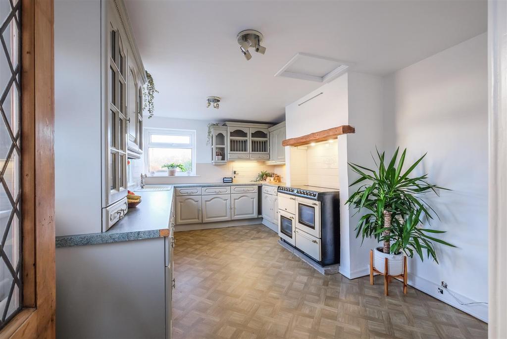 Knowle Top Road, Lightcliffe 3 bed character property £950 pcm (£219 pw)