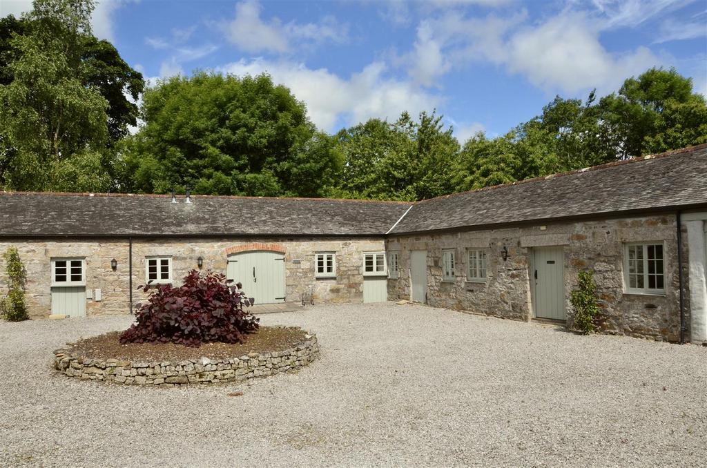 Courtyard with garage &amp; games room