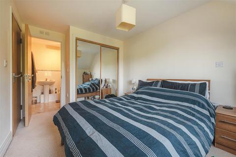 2 bedroom flat for sale - St. Marks Close, High Wycombe HP13