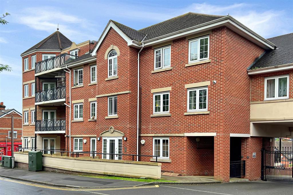Coningsby Road, High HP13 2 bed flat £1,350 pcm (£312 pw)