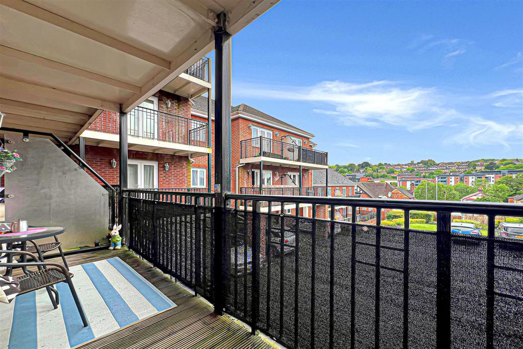 Coningsby Road, High HP13 2 bed flat to rent £1,350 pcm (£312 pw)