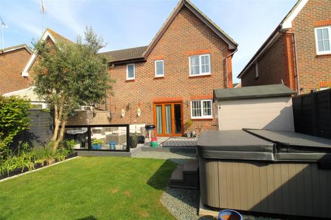 5 Columbine Way, Littlehampton, BN17 6UX