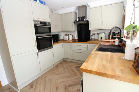 5 Columbine Way, Littlehampton, BN17 6UX