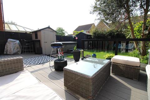 5 Columbine Way, Littlehampton, BN17 6UX