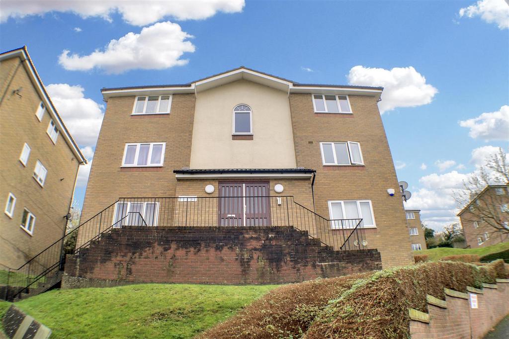 Lingfield Close, High HP13 2 bed apartment £825 pcm (£190 pw)
