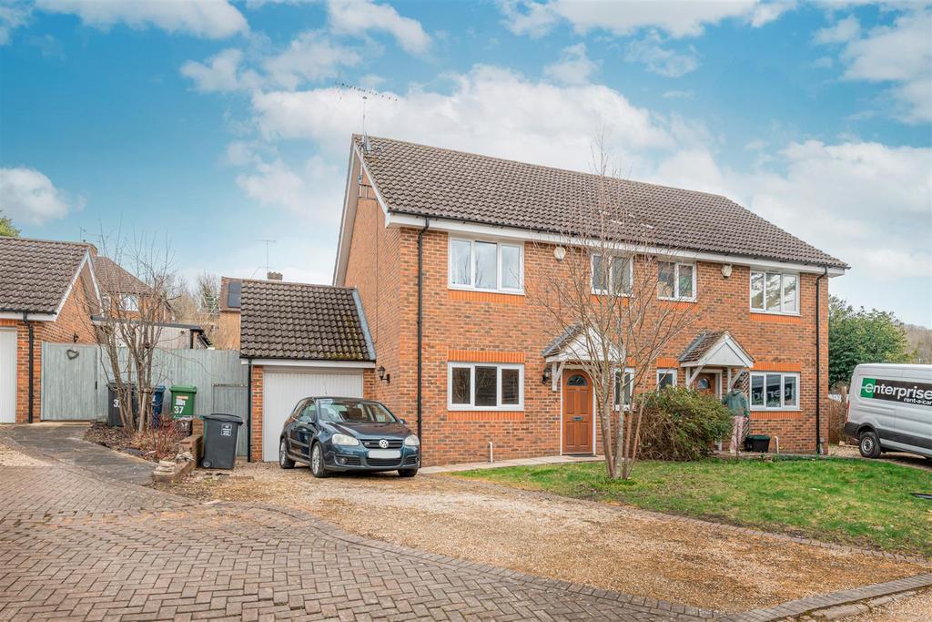 Nelson Close, High HP13 3 bed semidetached house for sale £